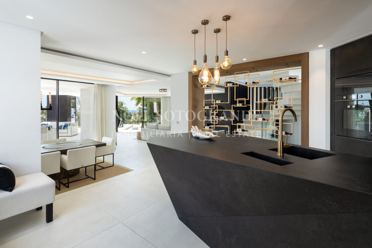 Contemporary 5-bed villa with panoramic views in La Quinta Golf