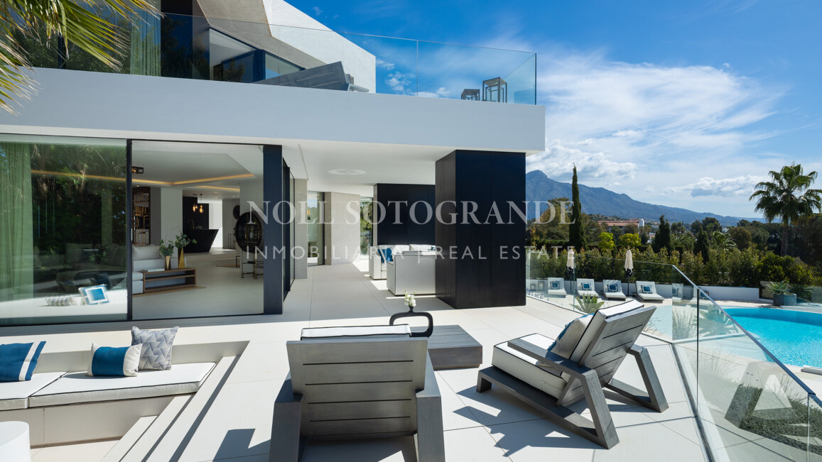Contemporary 5-bed villa with panoramic views in La Quinta Golf
