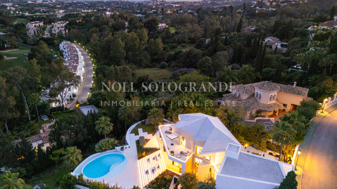 Contemporary 5-bed villa with panoramic views in La Quinta Golf