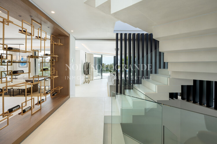 Contemporary 5-bed villa with panoramic views in La Quinta Golf