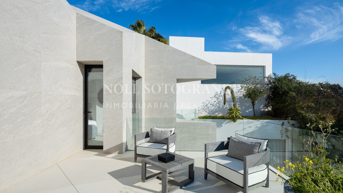Contemporary 5-bed villa with panoramic views in La Quinta Golf