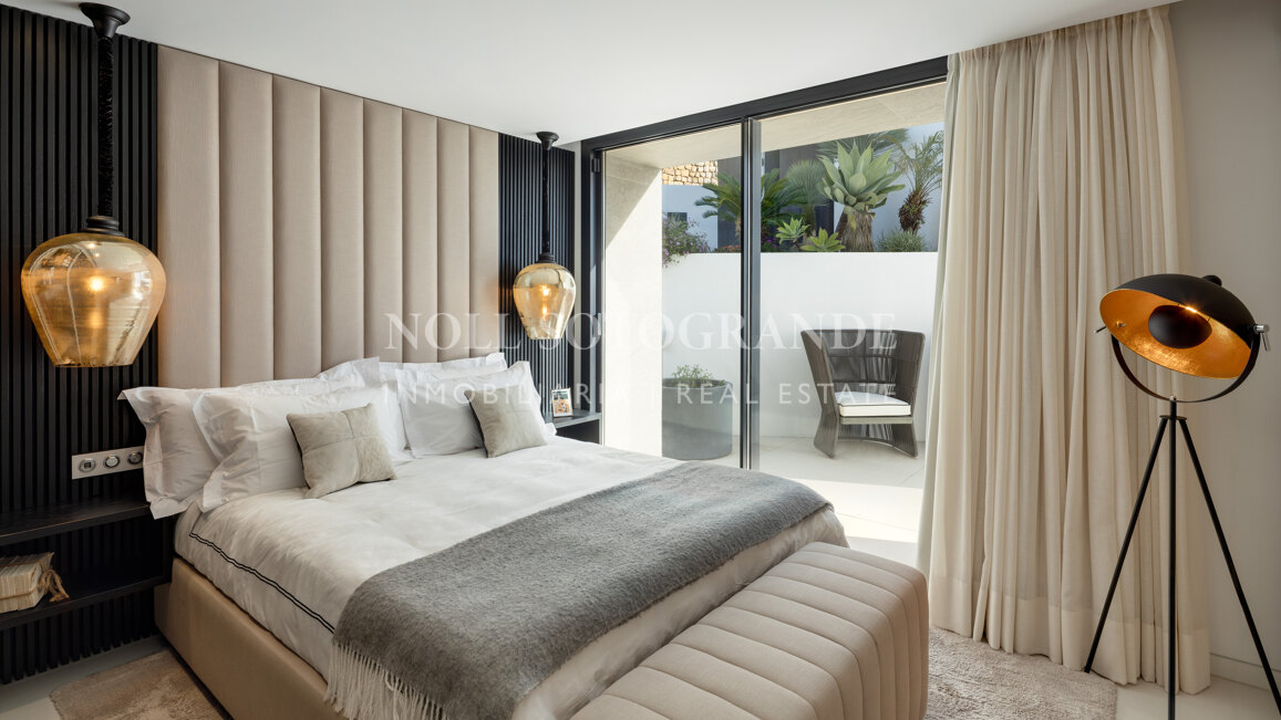 Contemporary 5-bed villa with panoramic views in La Quinta Golf