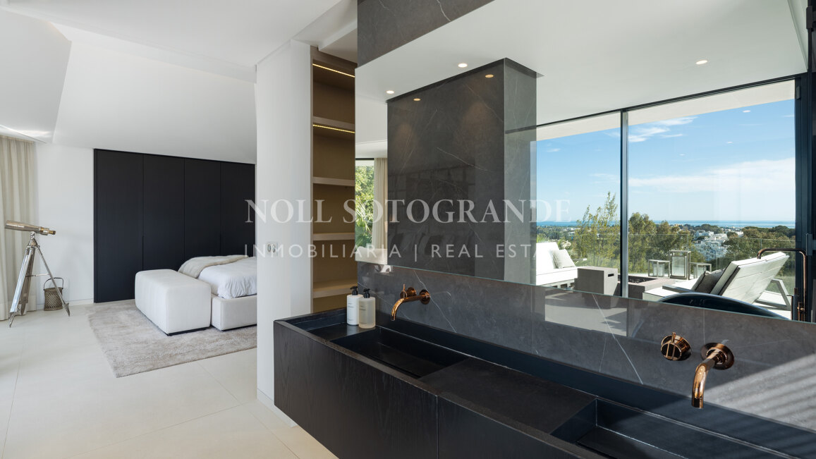 Contemporary 5-bed villa with panoramic views in La Quinta Golf