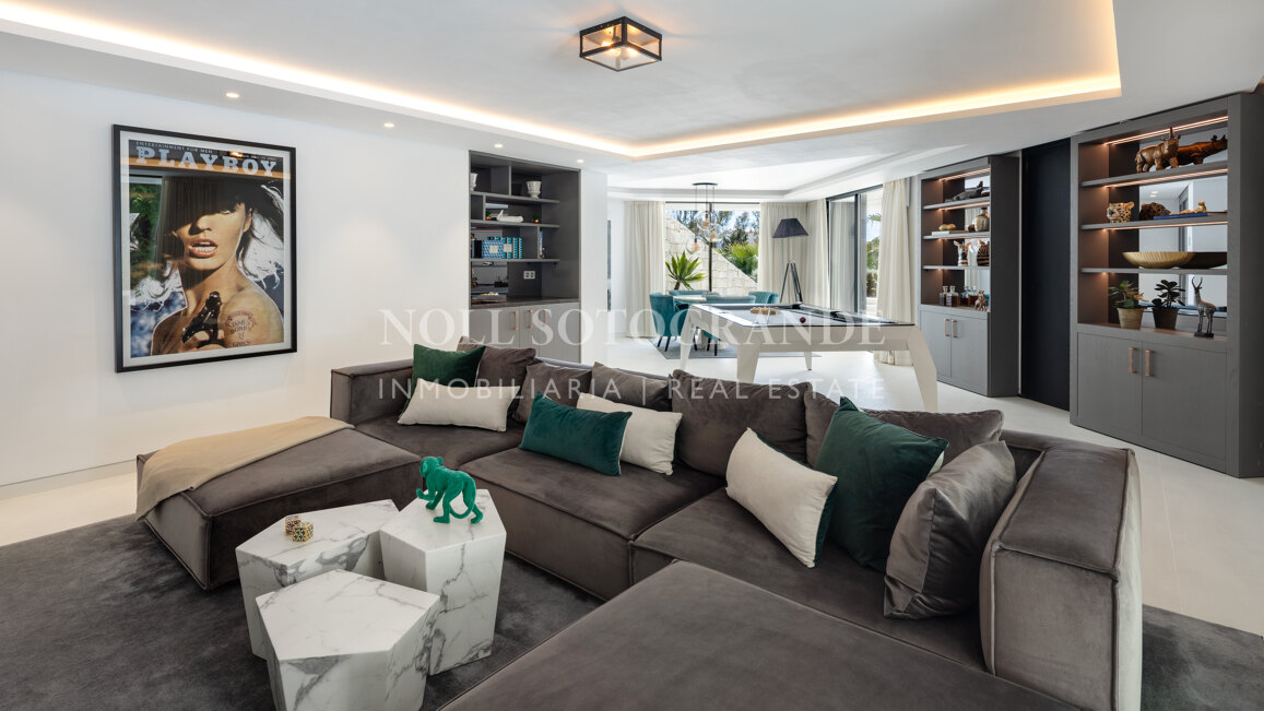 Contemporary 5-bed villa with panoramic views in La Quinta Golf