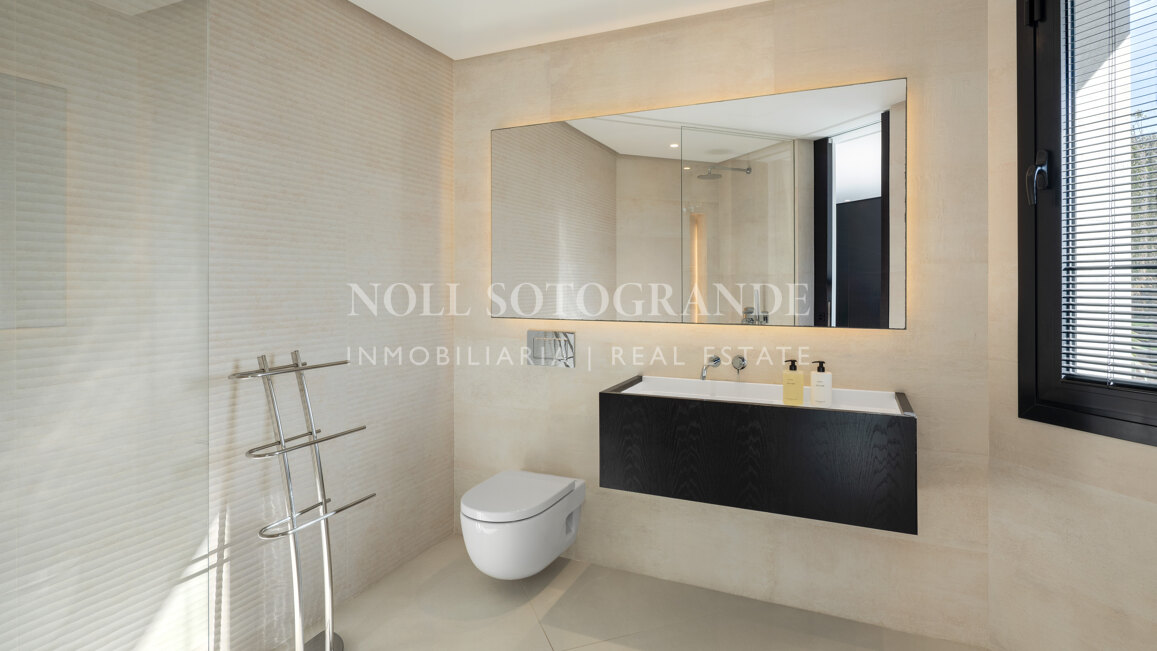 Contemporary 5-bed villa with panoramic views in La Quinta Golf