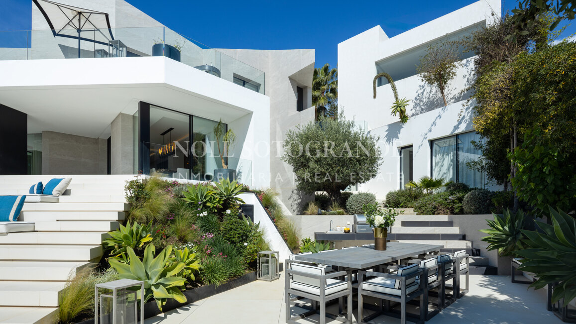 Contemporary 5-bed villa with panoramic views in La Quinta Golf