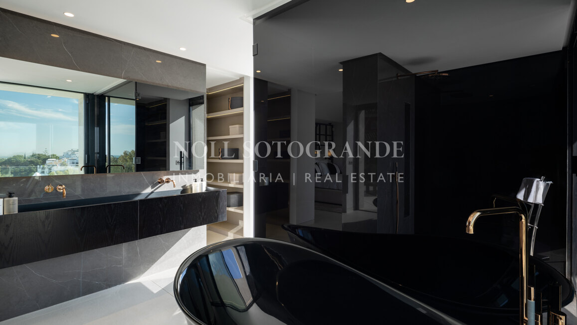 Contemporary 5-bed villa with panoramic views in La Quinta Golf