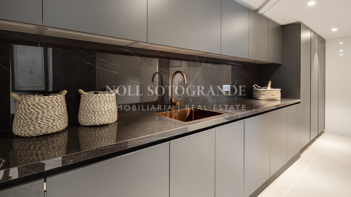 Contemporary 5-bed villa with panoramic views in La Quinta Golf