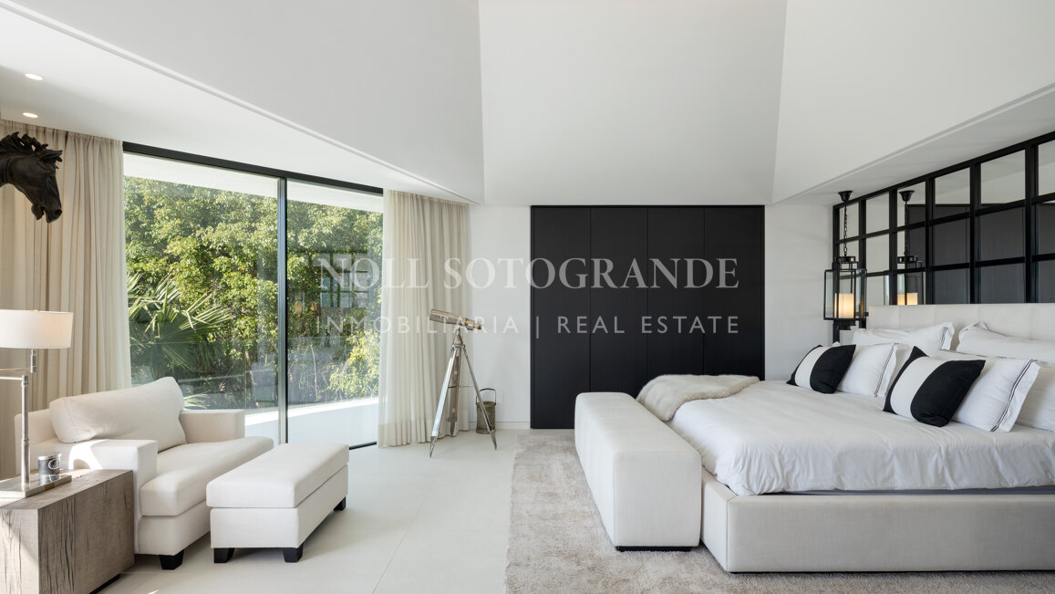 Contemporary 5-bed villa with panoramic views in La Quinta Golf