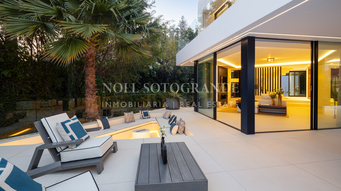 Contemporary 5-bed villa with panoramic views in La Quinta Golf