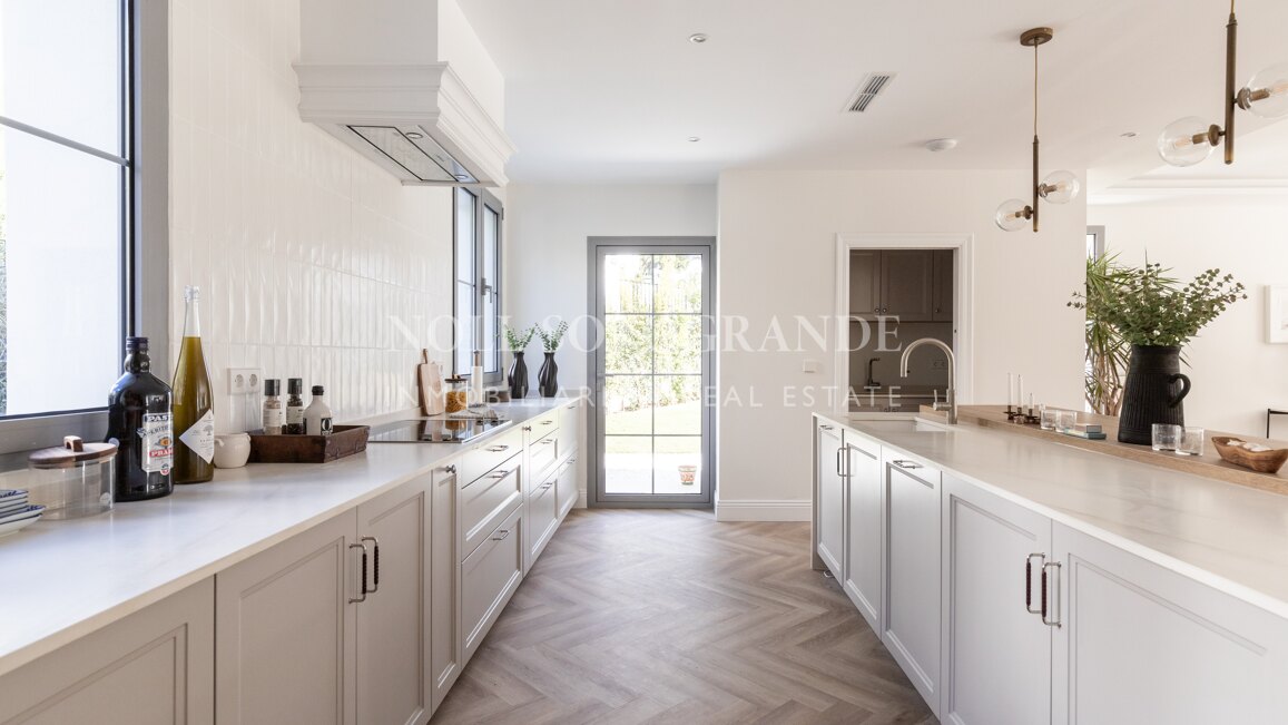 Modern classic golf villa in Los Arqueros Golf, Benahavis