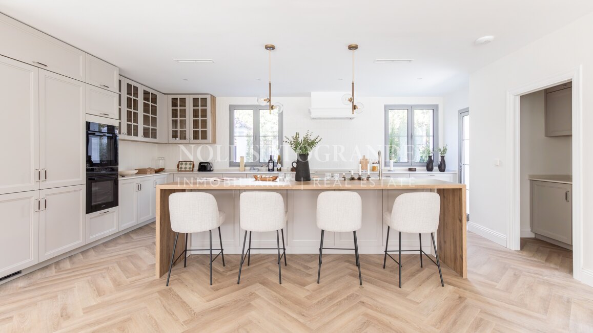 Modern classic golf villa in Los Arqueros Golf, Benahavis