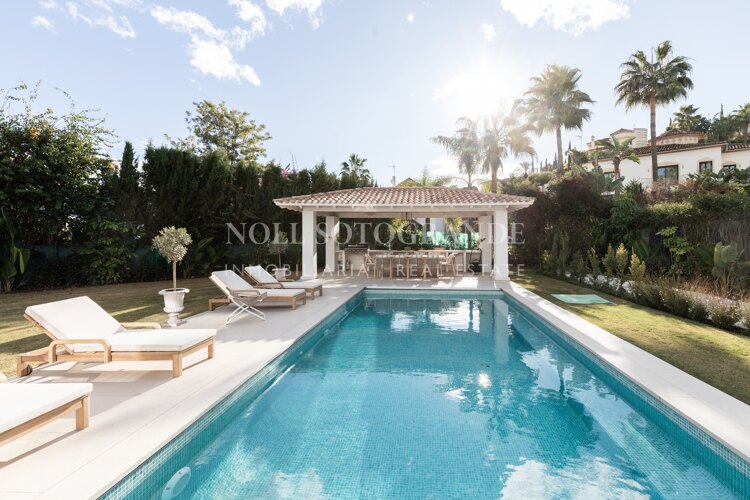 Modern classic golf villa in Los Arqueros Golf, Benahavis