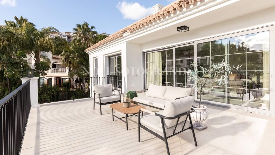 Modern classic golf villa in Los Arqueros Golf, Benahavis