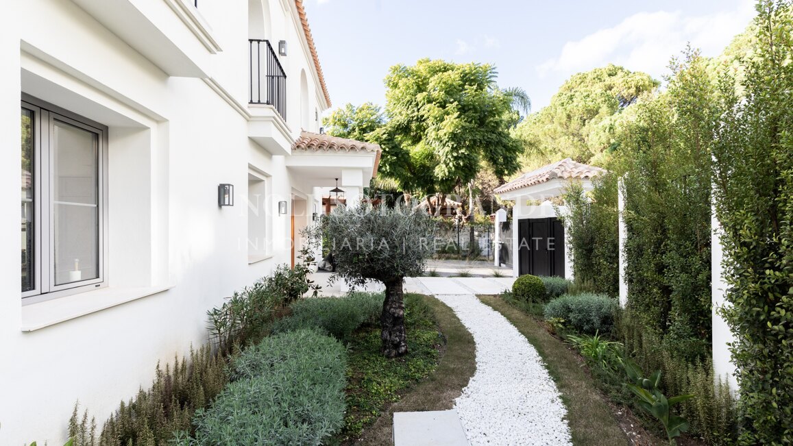 Modern classic golf villa in Los Arqueros Golf, Benahavis