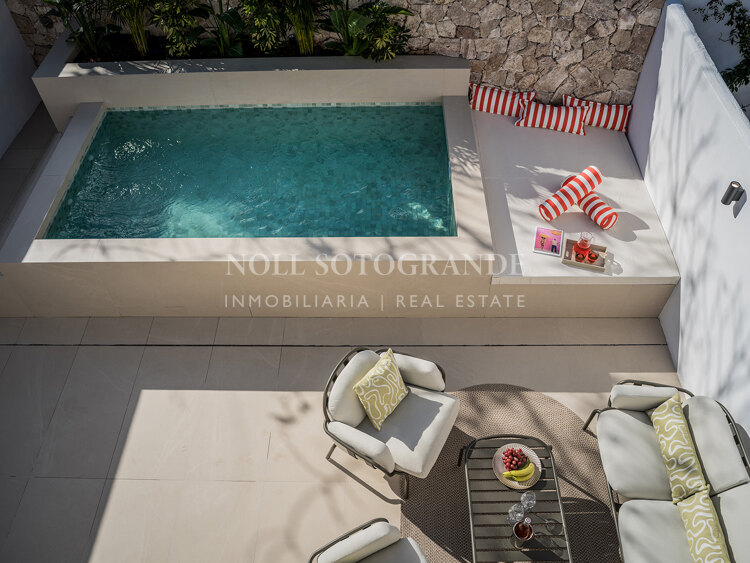 Beachside corner townhouse with heated plunge pool in San Pedro Playa