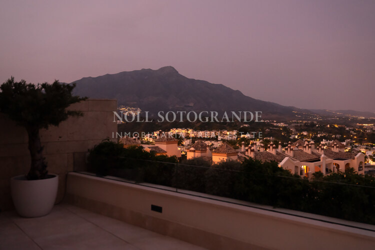 Corner golf apartment with panoramic sea and mountain views in La Quinta, Benahavis