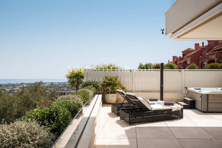 Corner golf apartment with panoramic sea and mountain views in La Quinta, Benahavis