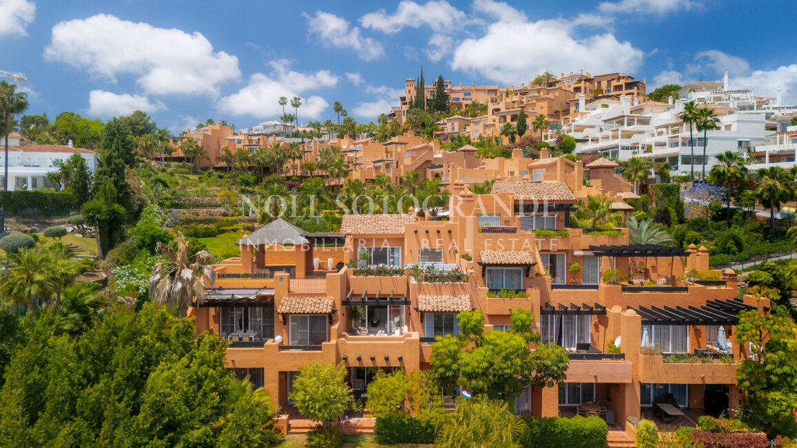 Zweistöckiges Penthouse zum Verkauf in Alminar de Marbella, Nueva Andalucia