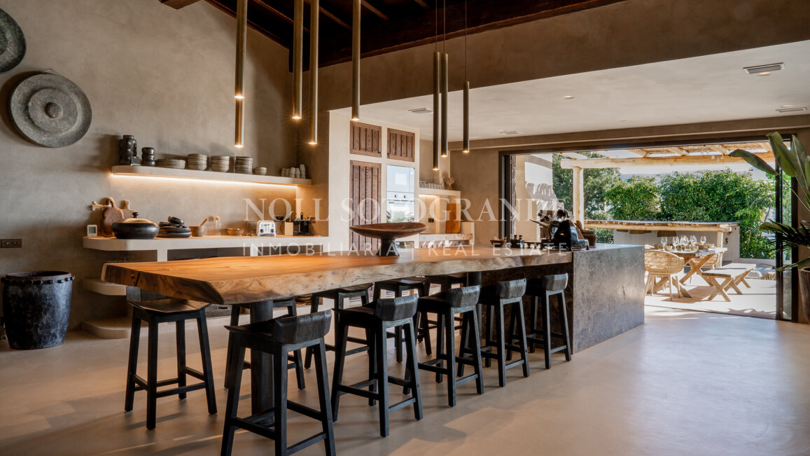 Totally refurbished Mediterranean style 5-bed villa with sea views in Estepona