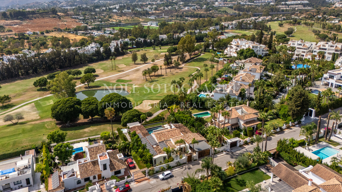 Villa zum Verkauf in Los Naranjos, Nueva Andalucia