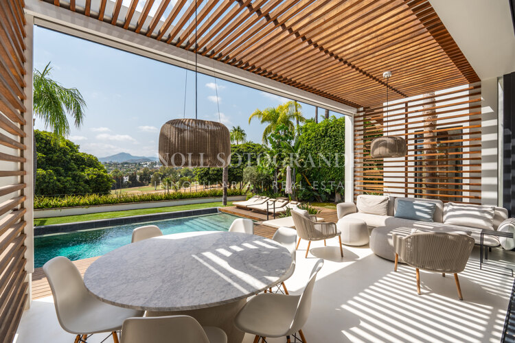 Villa en venta en Los Naranjos, Nueva Andalucia