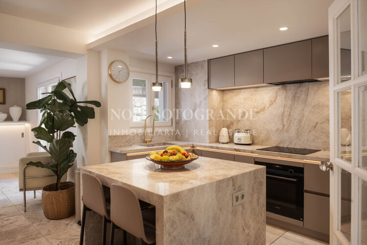 Charming villa within a tranquil residential area with very good connections and partial sea views