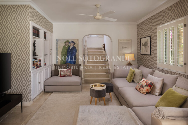 Charming villa within a tranquil residential area with very good connections and partial sea views