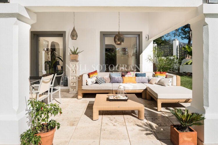 Charming villa within a tranquil residential area with very good connections and partial sea views