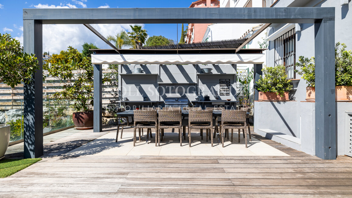 Recently refurbished Andalusian style 5-bed townhouse in Benahavis