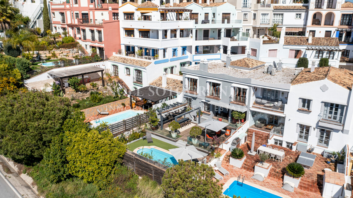 Recently refurbished Andalusian style 5-bed townhouse in Benahavis
