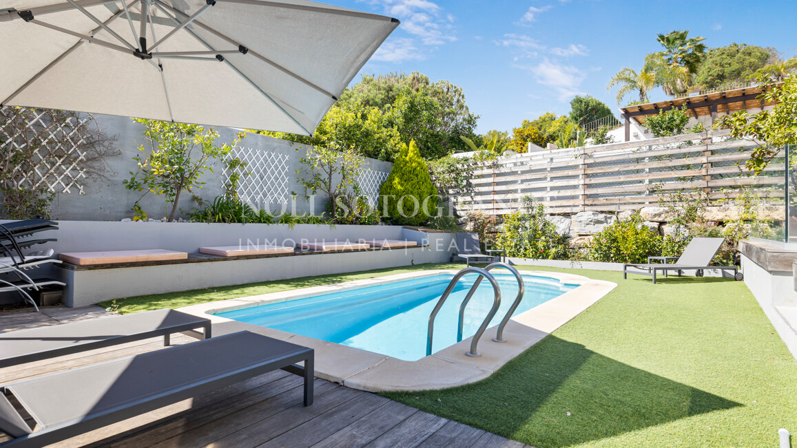 Recently refurbished Andalusian style 5-bed townhouse in Benahavis