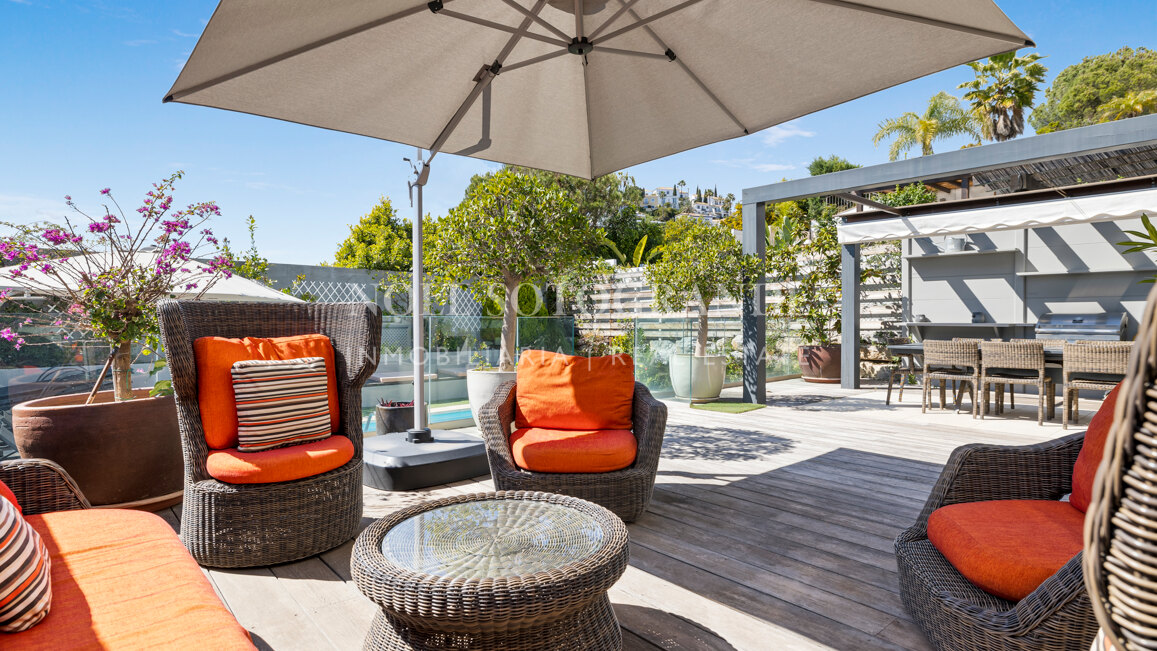 Recently refurbished Andalusian style 5-bed townhouse in Benahavis