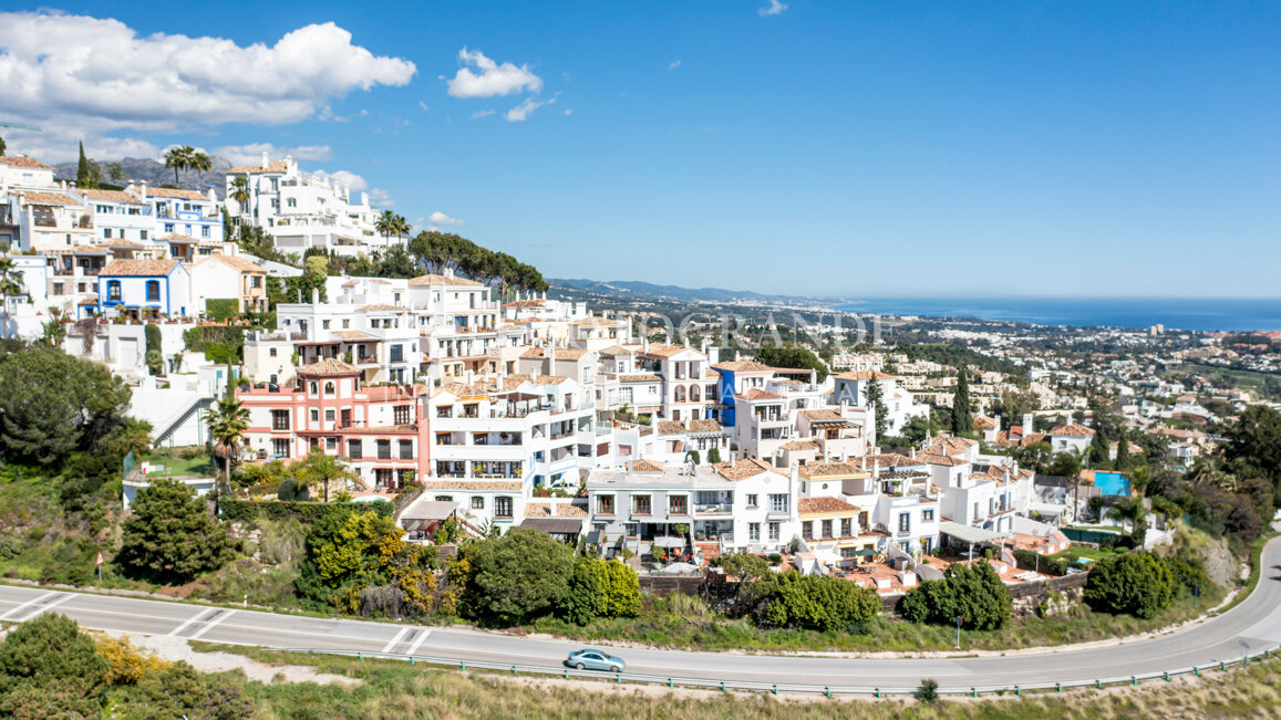 Recently refurbished Andalusian style 5-bed townhouse in Benahavis