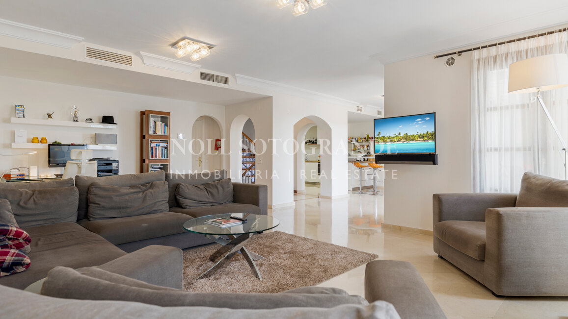Recently refurbished Andalusian style 5-bed townhouse in Benahavis