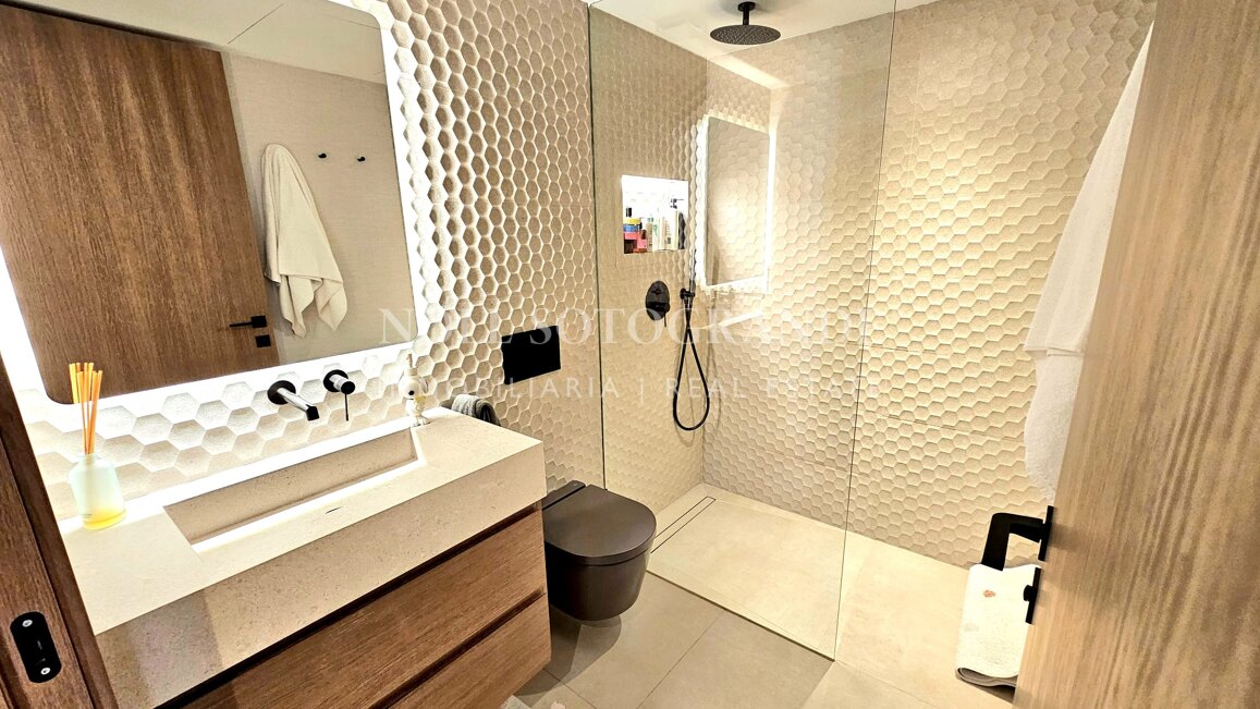 Superb, refurbished, contemporary 3 bedroom corner townhouse San Pedro beachside!