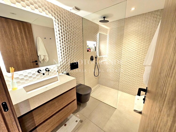 Superb, refurbished, contemporary 3 bedroom corner townhouse San Pedro beachside!