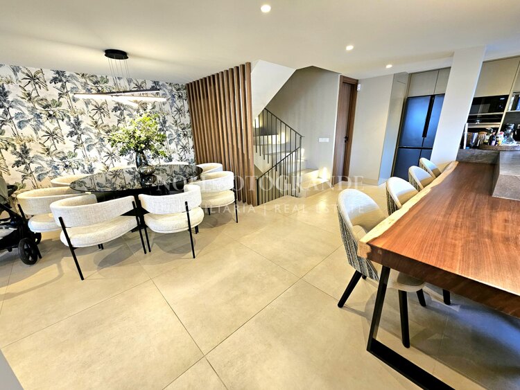 Superb, refurbished, contemporary 3 bedroom corner townhouse San Pedro beachside!