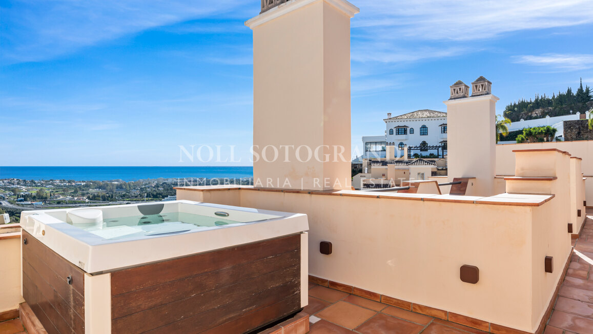Contemporary 4-bedroom duplex penthouse with solarium and sea views in Los Almendros, Benahavis
