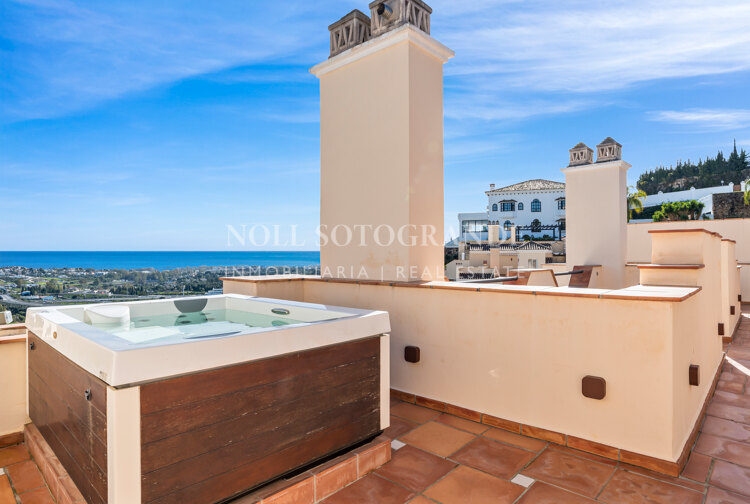 Contemporary 4-bedroom duplex penthouse with solarium and sea views in Los Almendros, Benahavis