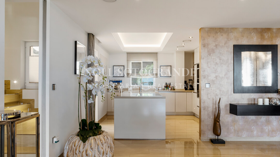 Contemporary 4-bedroom duplex penthouse with solarium and sea views in Los Almendros, Benahavis