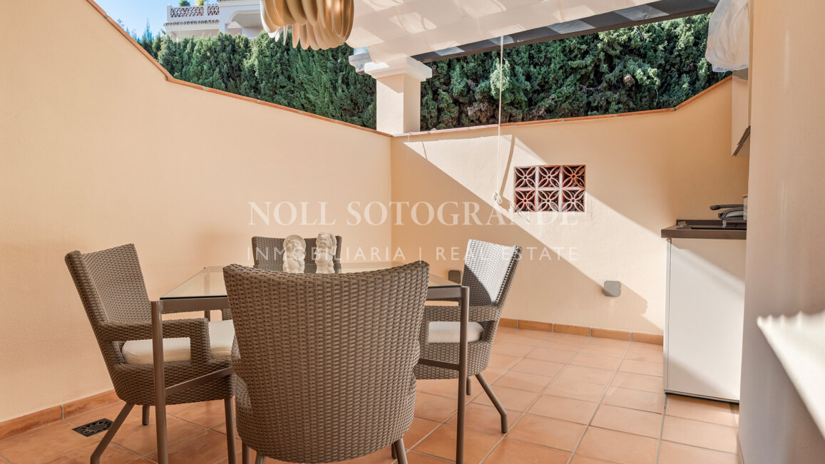 Contemporary 4-bedroom duplex penthouse with solarium and sea views in Los Almendros, Benahavis