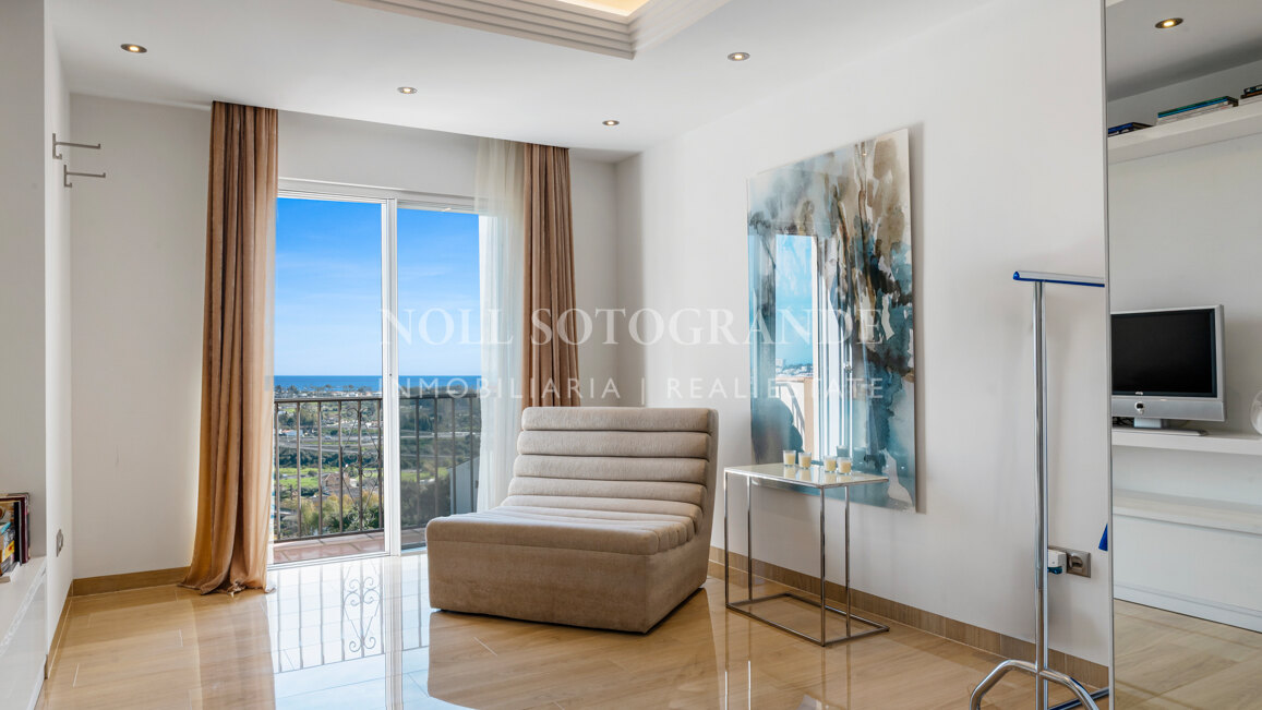 Contemporary 4-bedroom duplex penthouse with solarium and sea views in Los Almendros, Benahavis