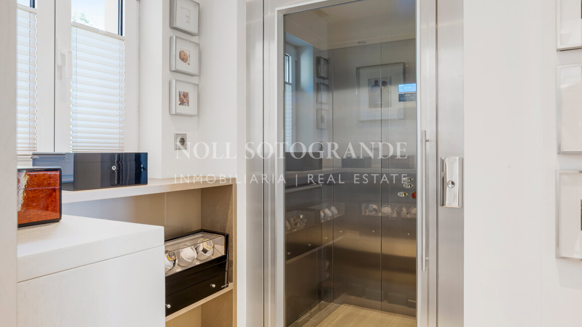 Contemporary 4-bedroom duplex penthouse with solarium and sea views in Los Almendros, Benahavis