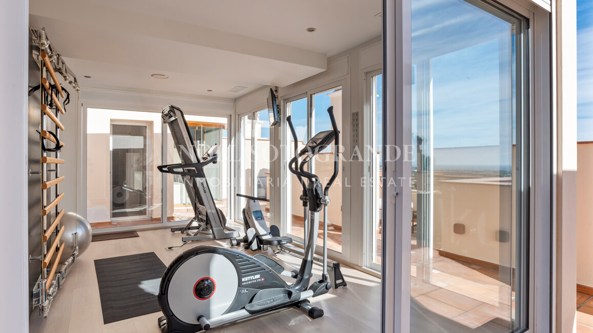 Contemporary 4-bedroom duplex penthouse with solarium and sea views in Los Almendros, Benahavis