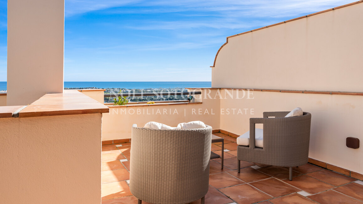 Contemporary 4-bedroom duplex penthouse with solarium and sea views in Los Almendros, Benahavis