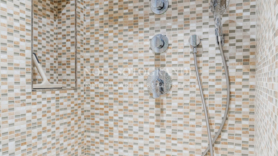 Contemporary 4-bedroom duplex penthouse with solarium and sea views in Los Almendros, Benahavis