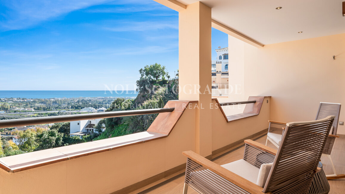 Contemporary 4-bedroom duplex penthouse with solarium and sea views in Los Almendros, Benahavis