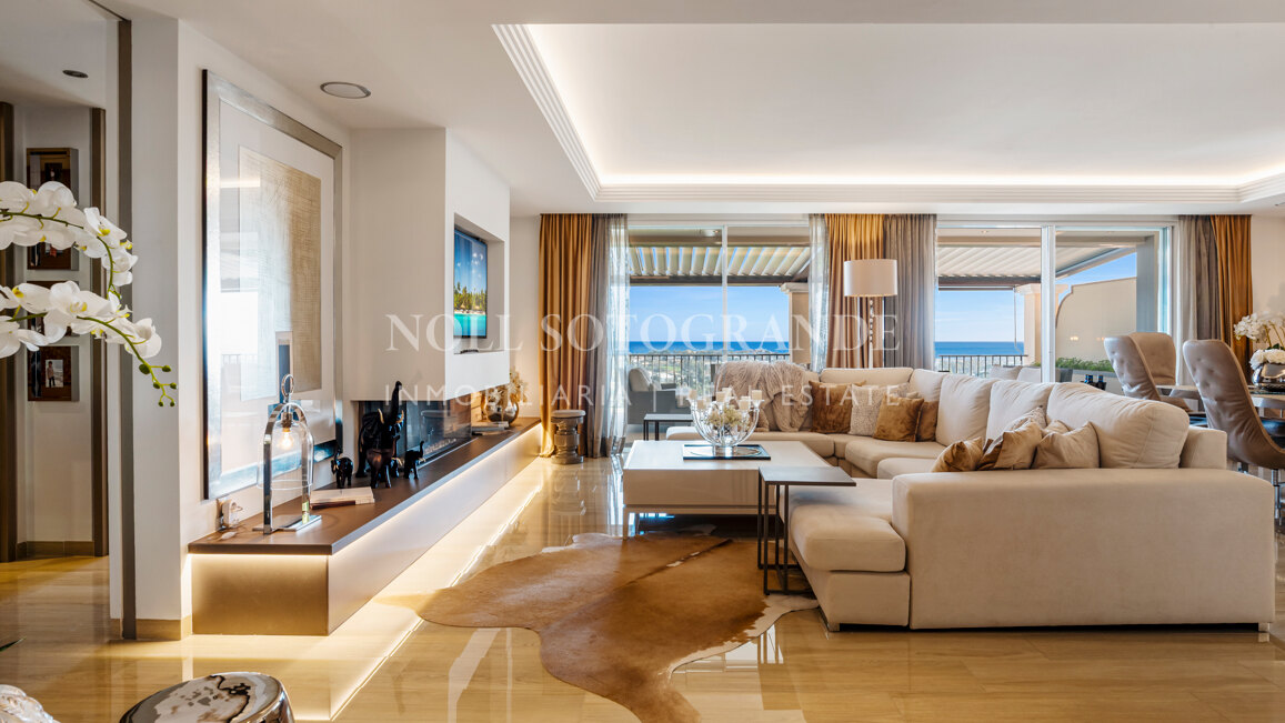 Contemporary 4-bedroom duplex penthouse with solarium and sea views in Los Almendros, Benahavis