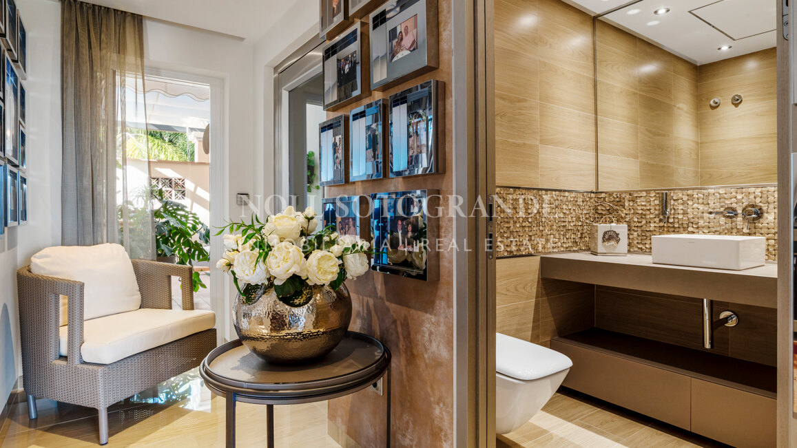 Contemporary 4-bedroom duplex penthouse with solarium and sea views in Los Almendros, Benahavis